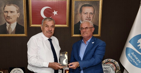 BAŞKAN YILMAZ,KURTULUŞ CADDESİ SOKAK SAĞLIKLAŞTIRMA PROJESİ İLE ÖDÜL ALDI