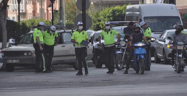 Kask takmayan motosiklet sürücülerine ceza kesildi.