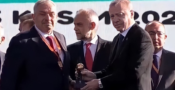 CUMHURBAŞKANI ERDOĞAN’DAN BAŞKAN YILMAZ’A ÖDÜL