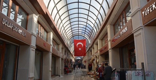 TARİHİ UZUN ÇARŞI’YA TEK TİP TABELA UYGULAMASI İLE ESTETİK BİR GÖRÜNÜM KAZANDIRILIYOR 