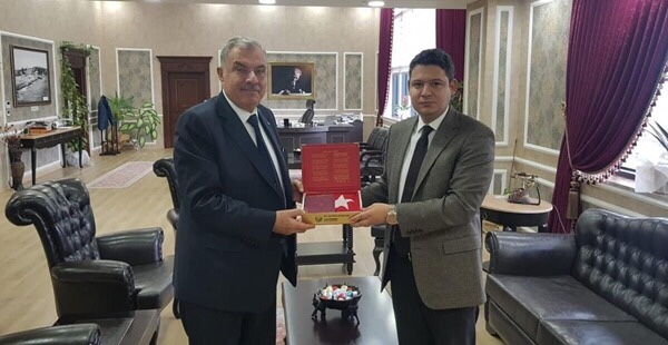 BAŞKAN YILMAZ’DAN ARSUZ KAYMAKAMLIĞI GÖREVİNE ATANAN HACI HASAN GÖKPINAR’A ZİYARET