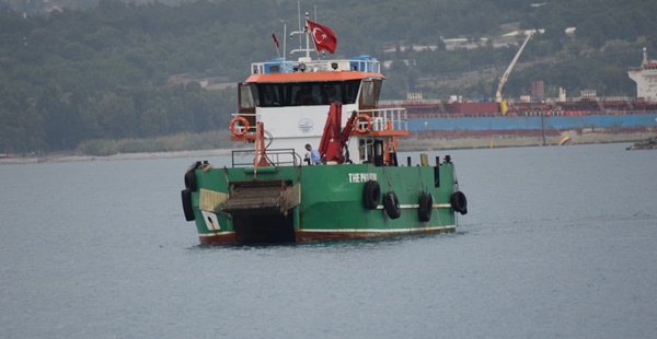 İSKENDERUN’DA DENİZ TEKNELERLE TEMİZLENİYOR