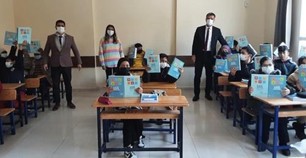 MÜDÜR ÇERKO ÜCRETSİZ KİTAP DAĞITTI