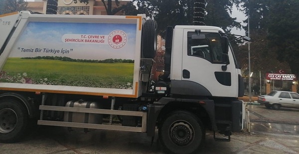 ÇEVRE VE ŞEHİRCİLİK BAKANLIĞI’NDAN KIRIKHAN’A ÇÖP TOPLAMA ARACI HİBE EDİLDİ