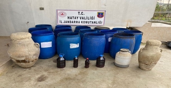 JANDARMA DEFNE’DE EL YAPIMI ALKOL ELE GEÇİRDİ