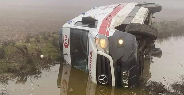 HATAY’DA ŞARAMPOLE DEVRİLEN AMBULANSTAKİ 3 KİŞİ YARALANDI…