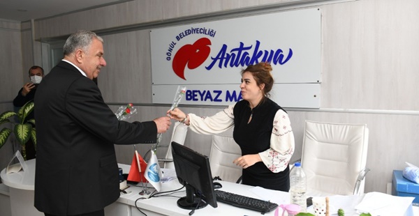 BAŞKAN YILMAZ’DAN, 8 MART DÜNYA KADINLAR GÜNÜ’NE ÖZEL ÇİÇEK TAKDİMİ