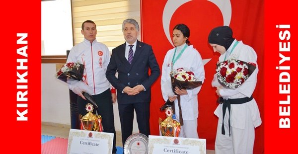 BAŞKAN YAVUZ DÜNYA ŞAMPİYONLARINI ALINLARINDAN ÖPEREK KARŞILADI