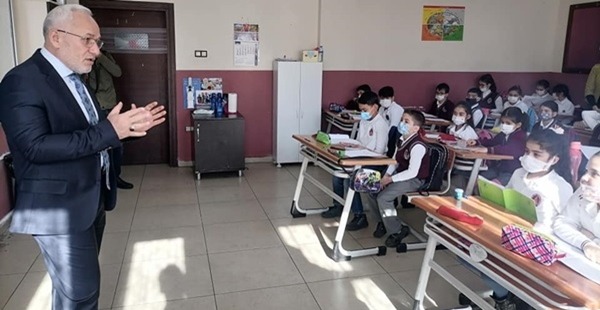 BAŞKAN TOSYALI’DAN MİNİK ÖĞRENCİLERE ZİYARET