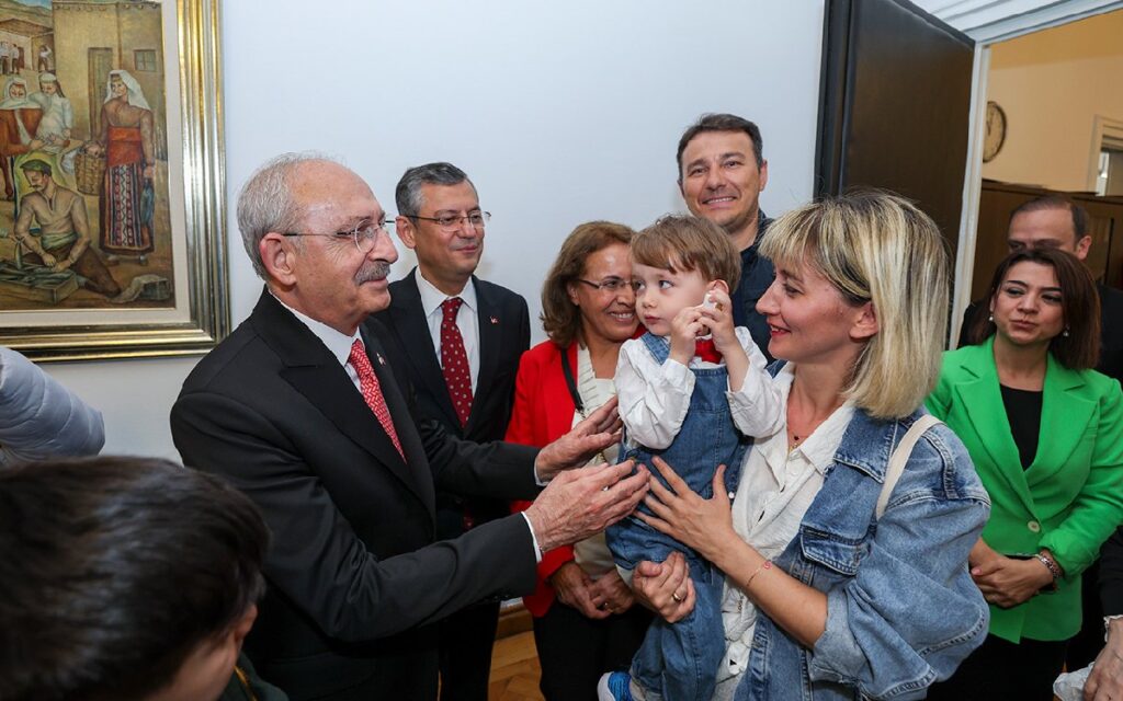 KEMAL KILIÇDAROĞLU, DEPREMZEDE ÇOCUKLARLA BULUŞTU