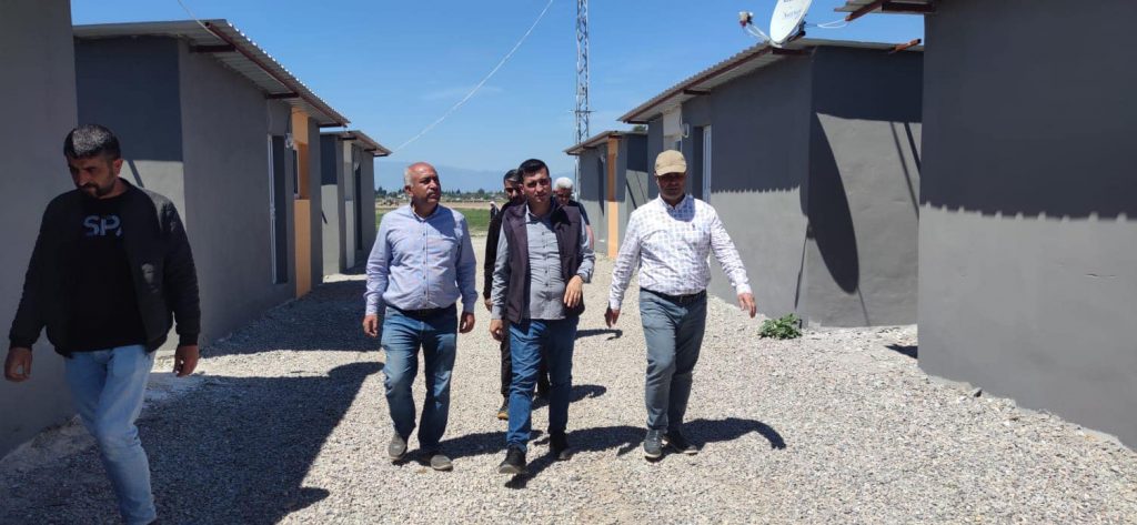 KUMLU’DA BRİKET EVLER DEPREMZEDELERE TESLİM EDİLDİ