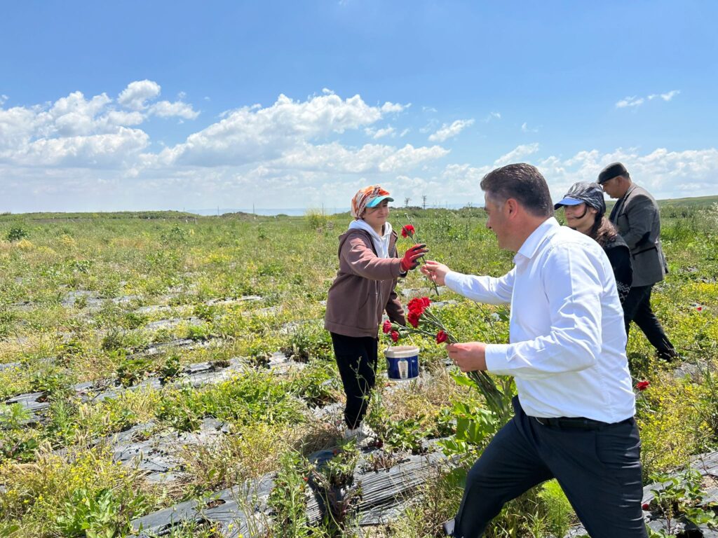 MULLAOĞLU’NDAN TARIM İŞÇİLERİNE ZİYARET