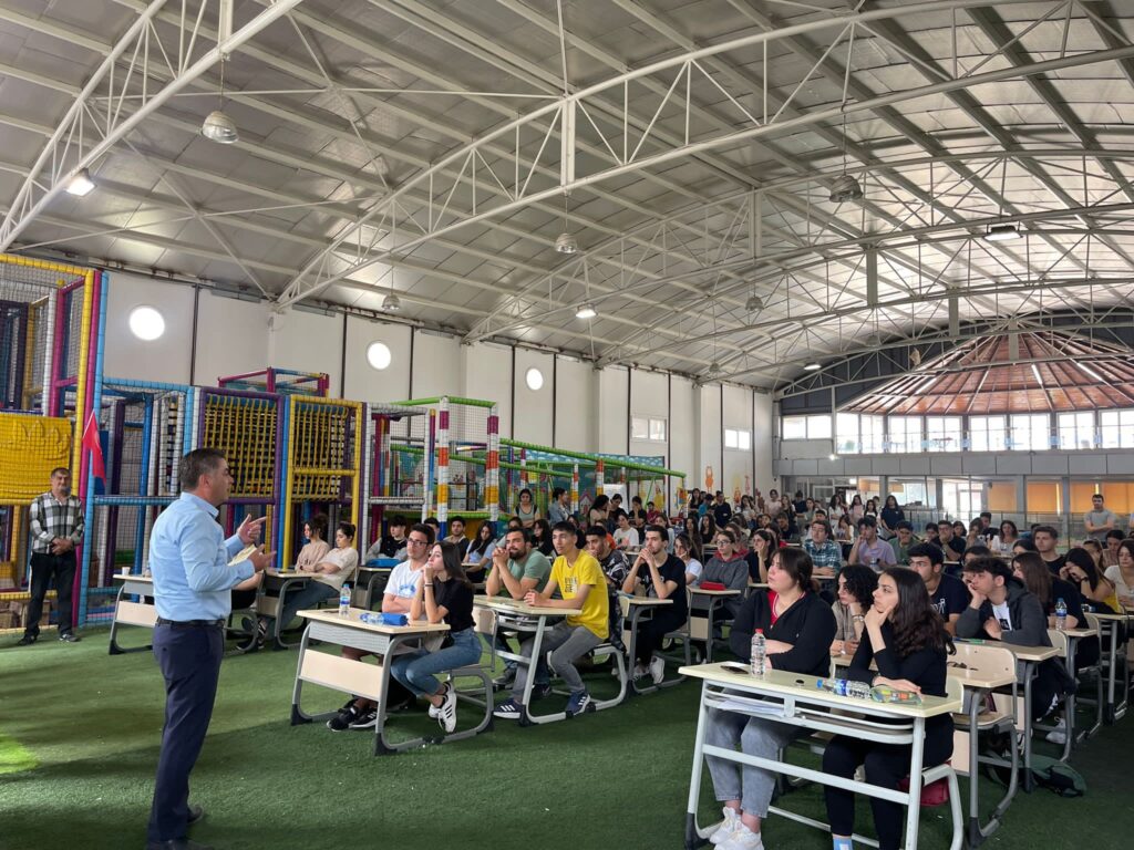 BİZ BU ÜLKENİN GENÇLERİNE GÜVENİYORUZ