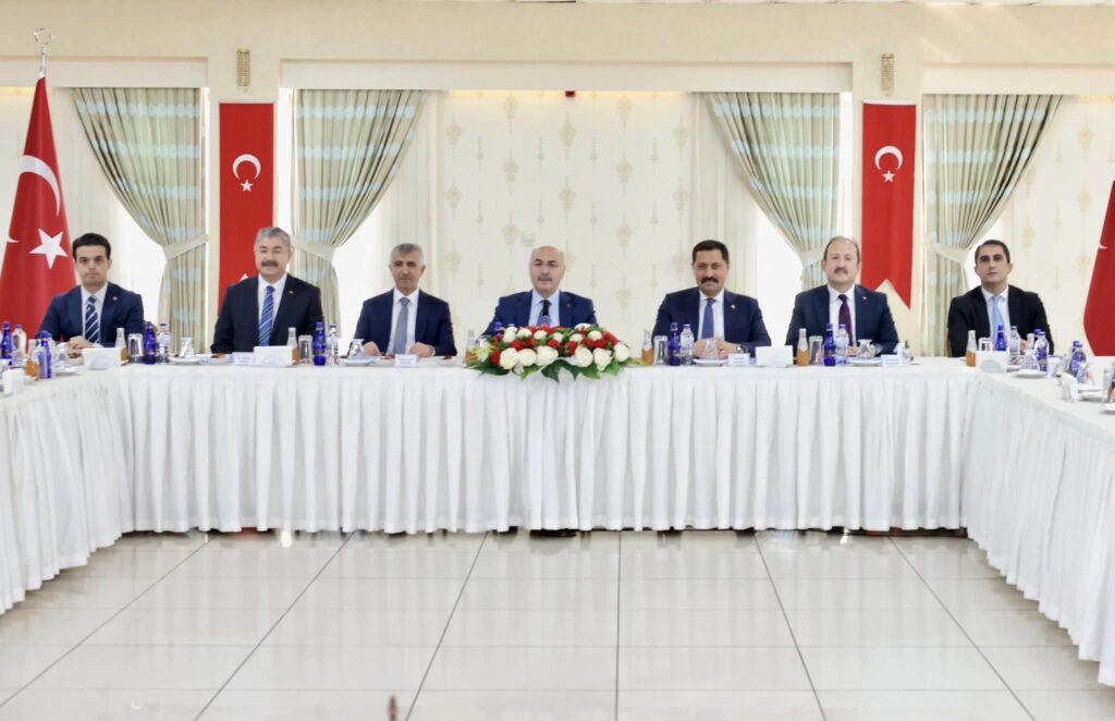 VALİ MASATLI DÜZENSİZ GÖÇLE MÜCADELE TOPLANTISINA KATILDI