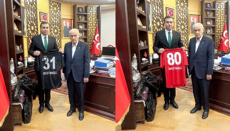 ŞAŞMAZ BAHÇELİ’YE HATAYSPOR FORMASI HEDİYE ETTİ