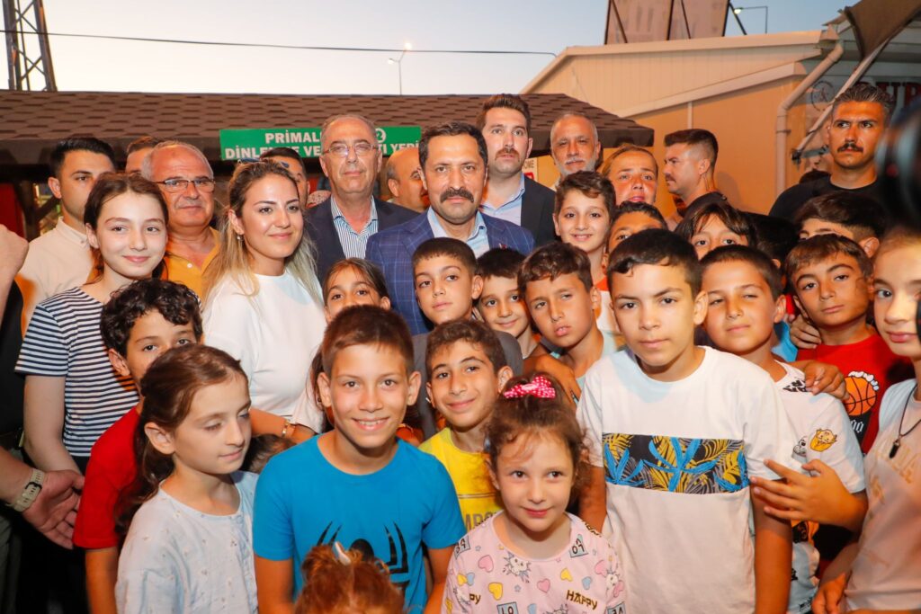 DEPREMZEDE ESNAF ÇOCUKLARIN YÜZÜNÜ GÜLDÜRDÜ