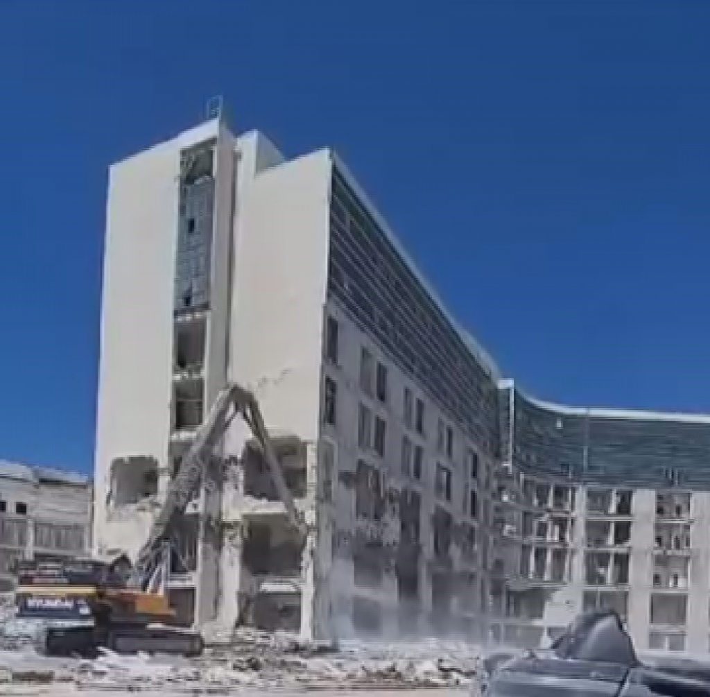 HASTANENİN YIKILMA ANI KAMERALARA BÖYLE YANSIDI