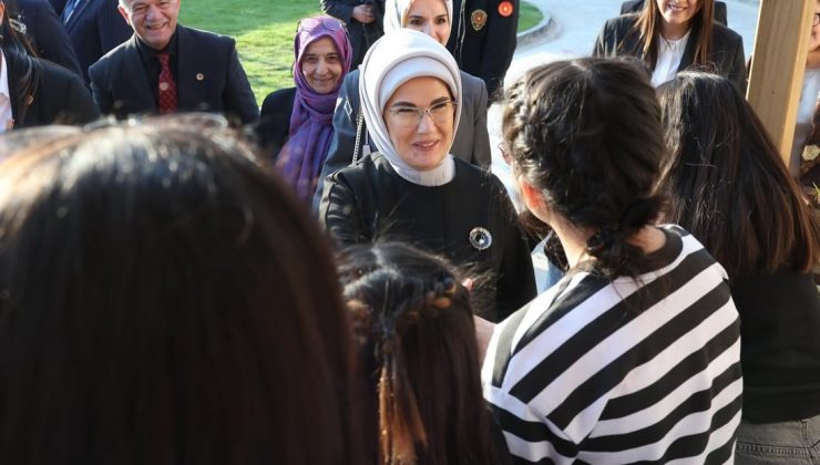 Emine Erdoğan, Hatay Serdar Demir Çocuk Evleri Sitesi’ni ziyaret etti